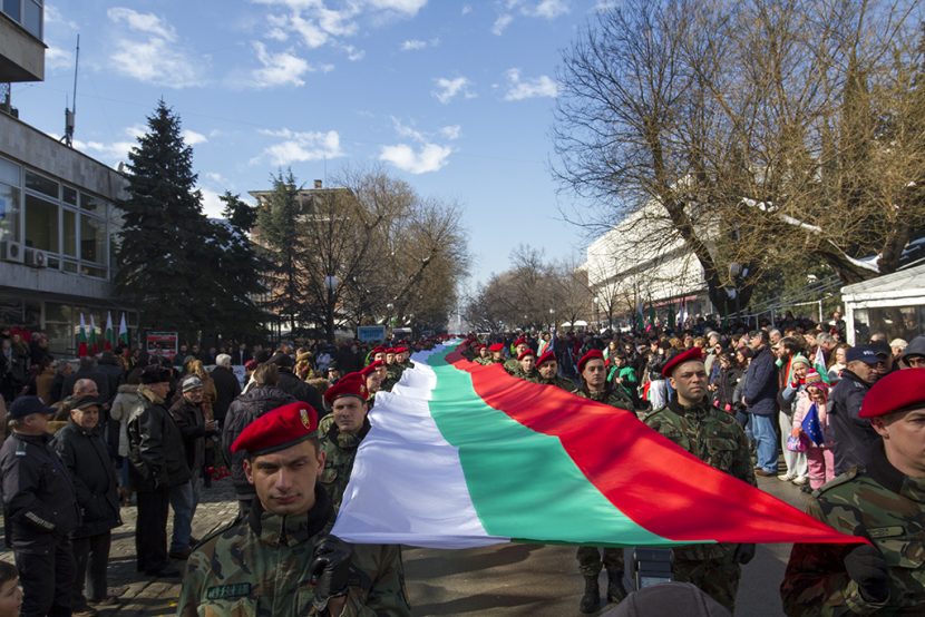 Националния флаг поведе шествието с 300-метровото знаме в Стара Загора